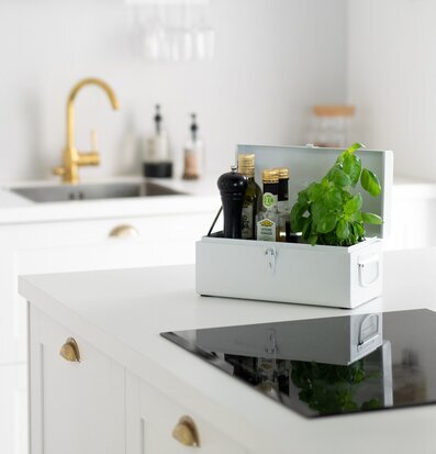 Förvaringslåda Vit från Solstickan på vit köksbänk