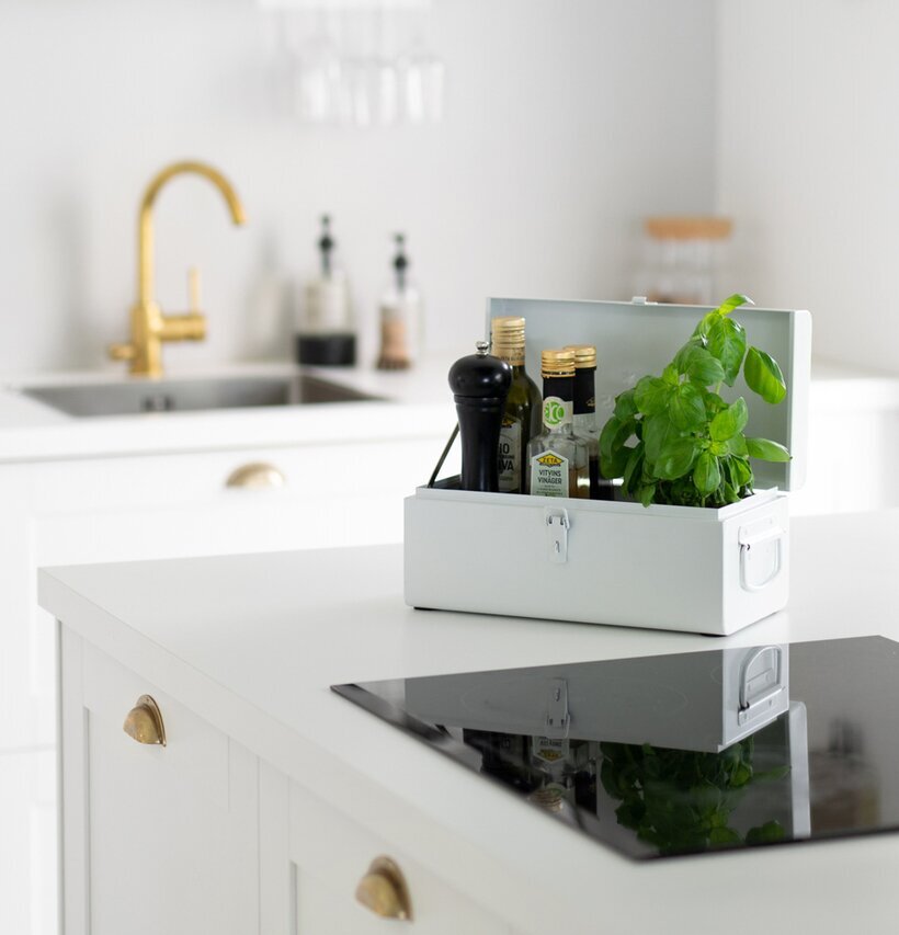 Förvaringslåda Vit från Solstickan på vit köksbänk