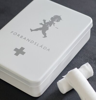 Medicinskåp Vit från Solstickan på mörk yta med bandage