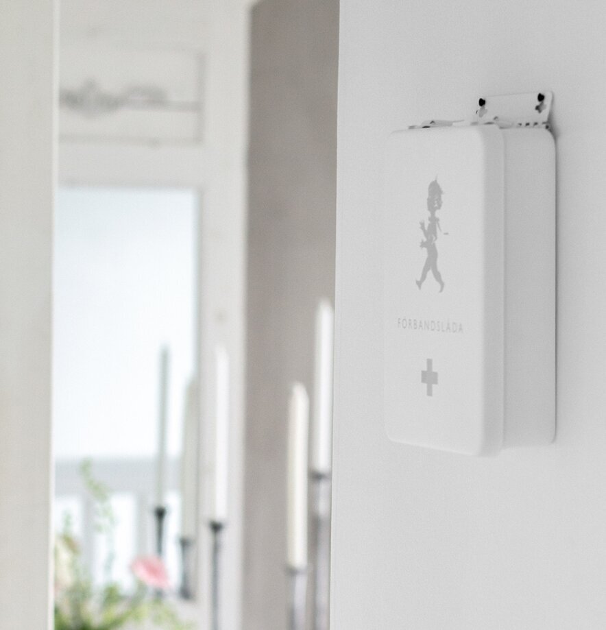 Medicinskåp Vit från Solstickan på vit vägg i hemmet