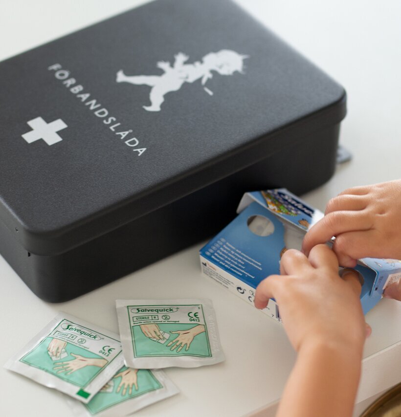 Medicinskåp Svart från Solstickan på vitt bord med plåster