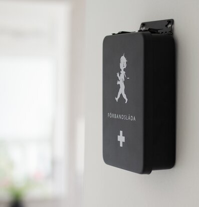 Medicinskåp Svart från Solstickan på vit vägg i ljust rum