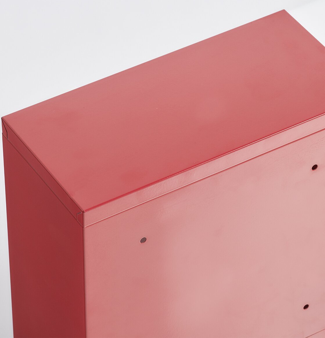 Bild av rött medicinskåp med modern och stilren design