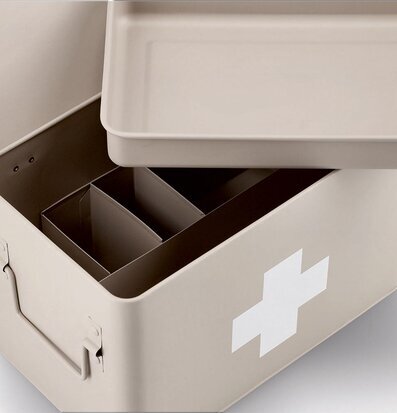 Bild av elegant medicinburk i beige med vita detaljer